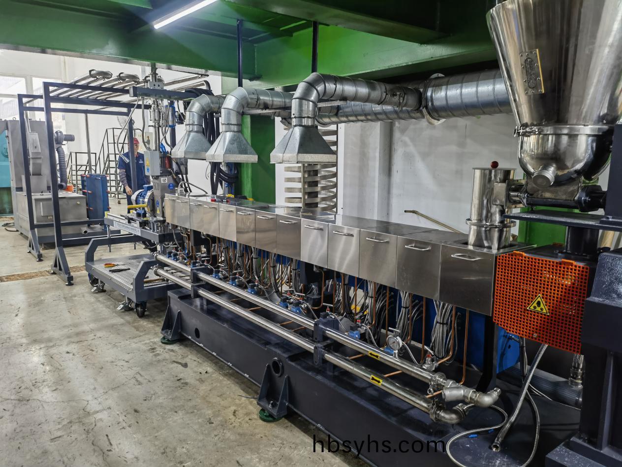 力塑TPE引進雙螺桿擠齣(chu)機+水(shui)下切(qie)生産(chan)線自動化設備(bei)